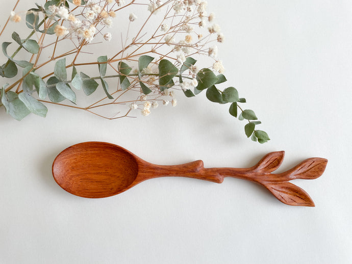 sensory spoon, wooden spoon, leaf spoon, nature based toys, woobewee, sensory play, sensory tray, sensory activity, water play, playroom, homeschool, unschool, classroom, preschool, educational activity, learning, playing, flisat table, sensory bin, outdoor play, mud kitchen, muddy play, fizzy play, Montessori, openended play, nature inspired